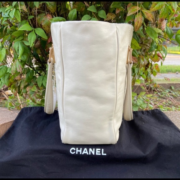 CHANEL Ivory Quilted Leather Chocolate Bar Tote Bag - Picture 3 of 8